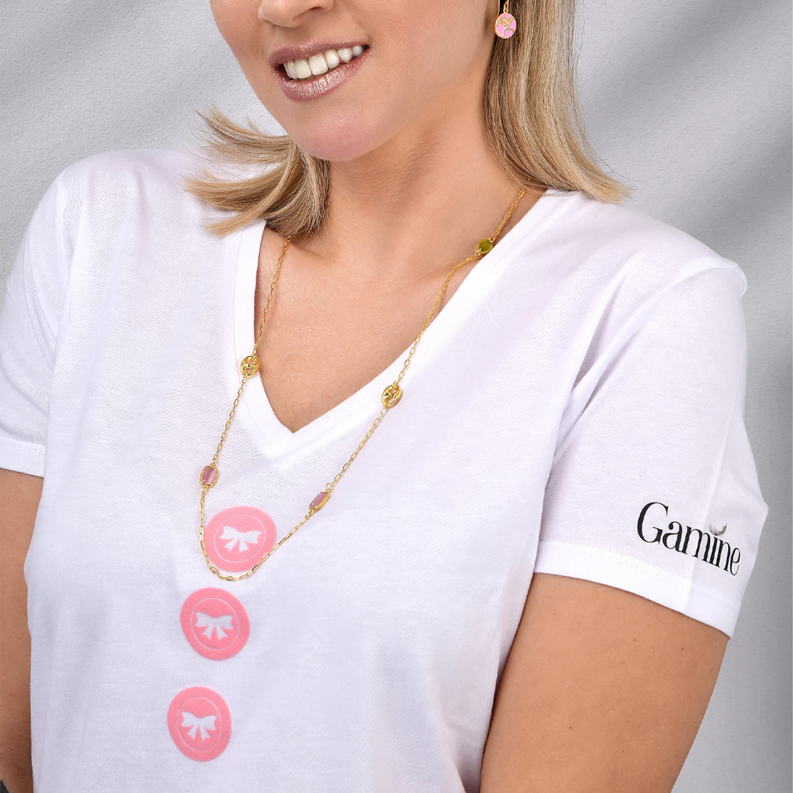 T-shirt  bianca 100% cotone organico con applicazioni di bottoni